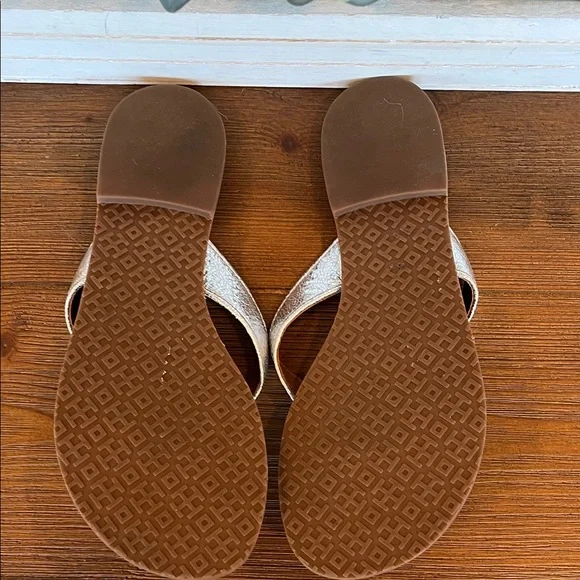 Tory Burch Thora Reverse Metallic Rosa Leather Thong - Picture 7 of 8